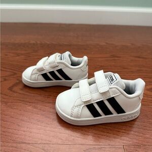 NWOT Kids Adidas Grand Court Sneakers Size 4K Velcro Shoes